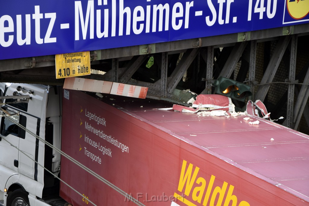 LKW blieb unter Bruecke haengen Koeln Deutz Opladenerstr Deutz Muelheimerstr P059.JPG - Miklos Laubert